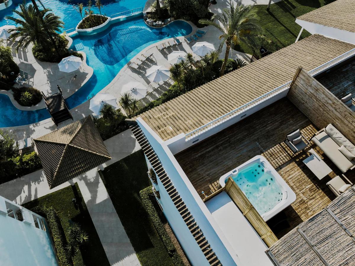 Una vista aérea de una piscina en un resort. en Prinsotel La Dorada & Spa, en Playa de Muro