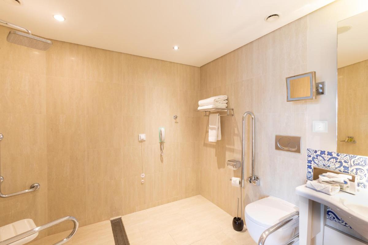 Uma casa de banho em Hilton Vilamoura