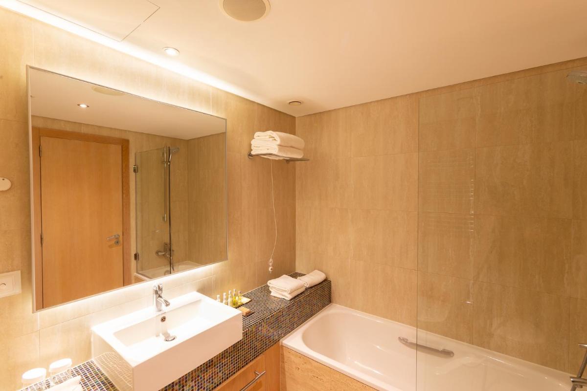 Uma casa de banho em Hilton Vilamoura