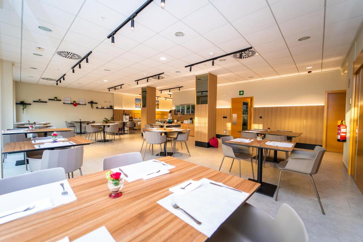 Un restaurante o sitio para comer en Vistamar Hotel Luxury Wellness By DLV -Adults Only-