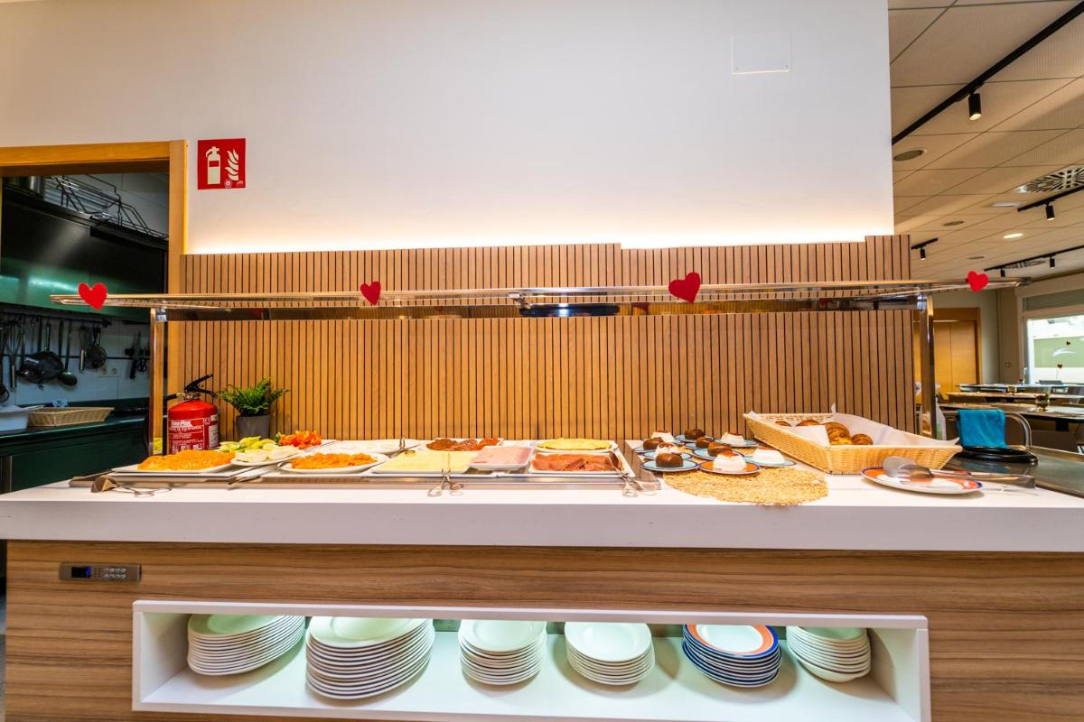 Comida en o cerca de este hotel
