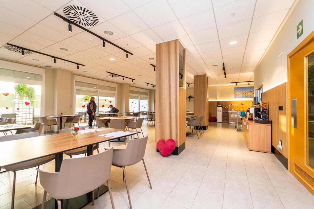Un restaurante o sitio para comer en Vistamar Hotel Luxury Wellness By DLV -Adults Only-