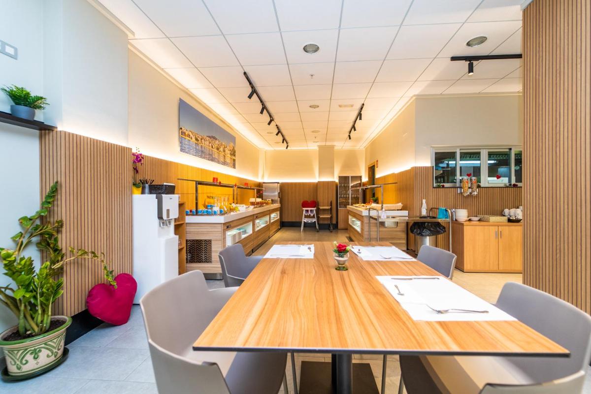 Un restaurante o sitio para comer en Vistamar Hotel Luxury Wellness By DLV -Adults Only-