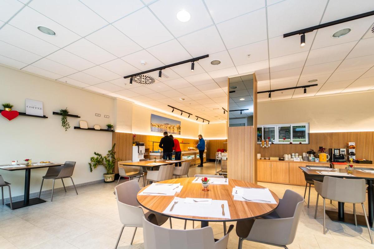 Un restaurante o sitio para comer en Vistamar Hotel Luxury Wellness By DLV -Adults Only-