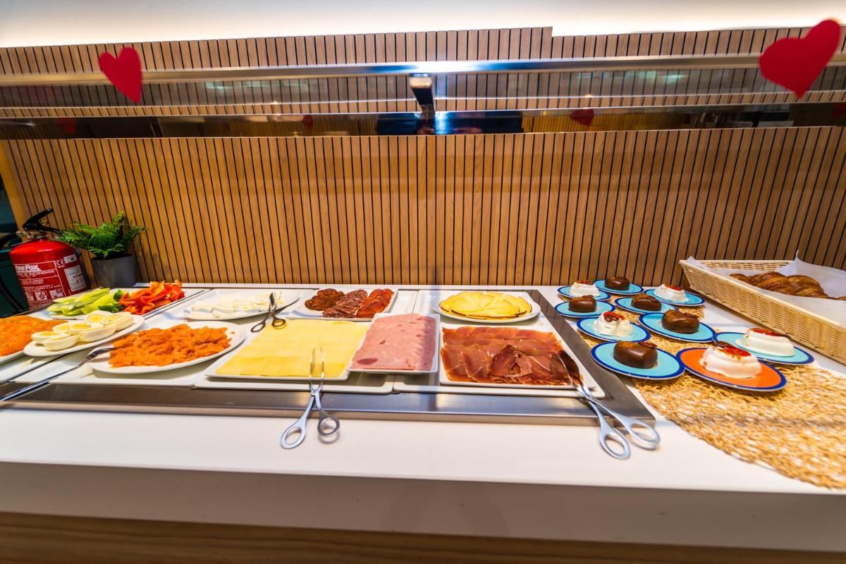 Comida en o cerca de este hotel