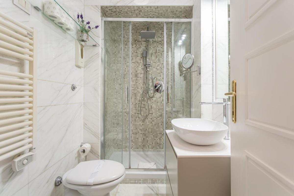 Stylish Spanish Steps Retreat - Housity