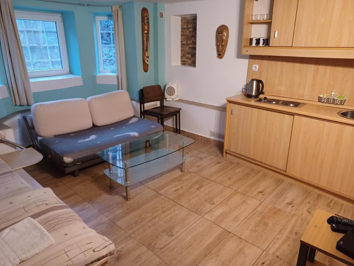 Top Center Studio 3 - Housity