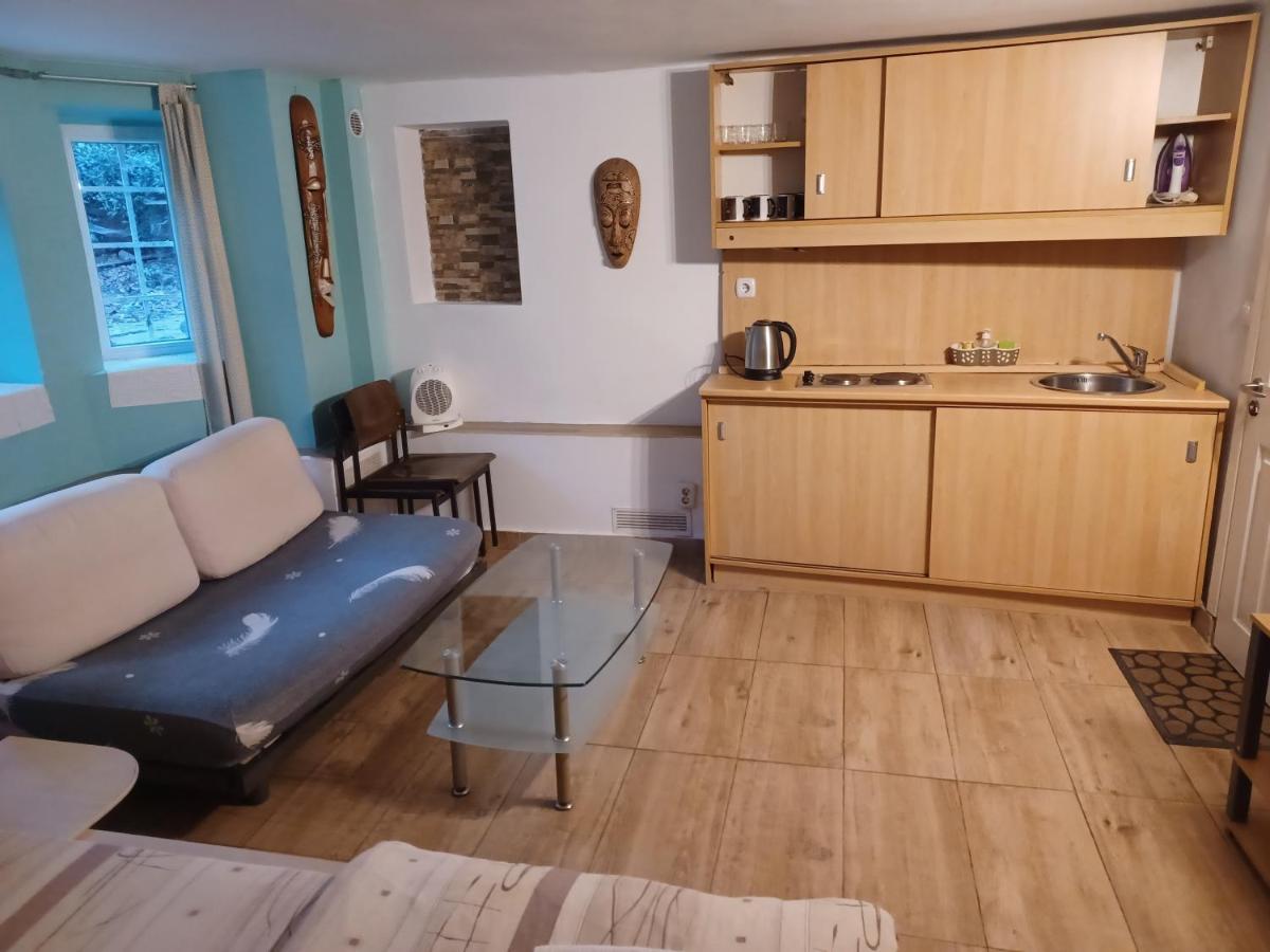Top Center Studio 3 - Housity