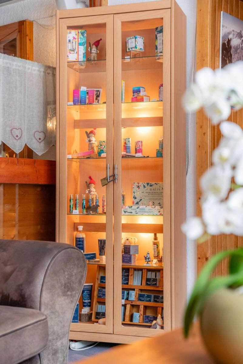 une armoire en verre avec des produits alimentaires à l'intérieur de celle-ci dans l'établissement Logis Hôtel et Spa Le Christiania, à La Salle Les Alpes