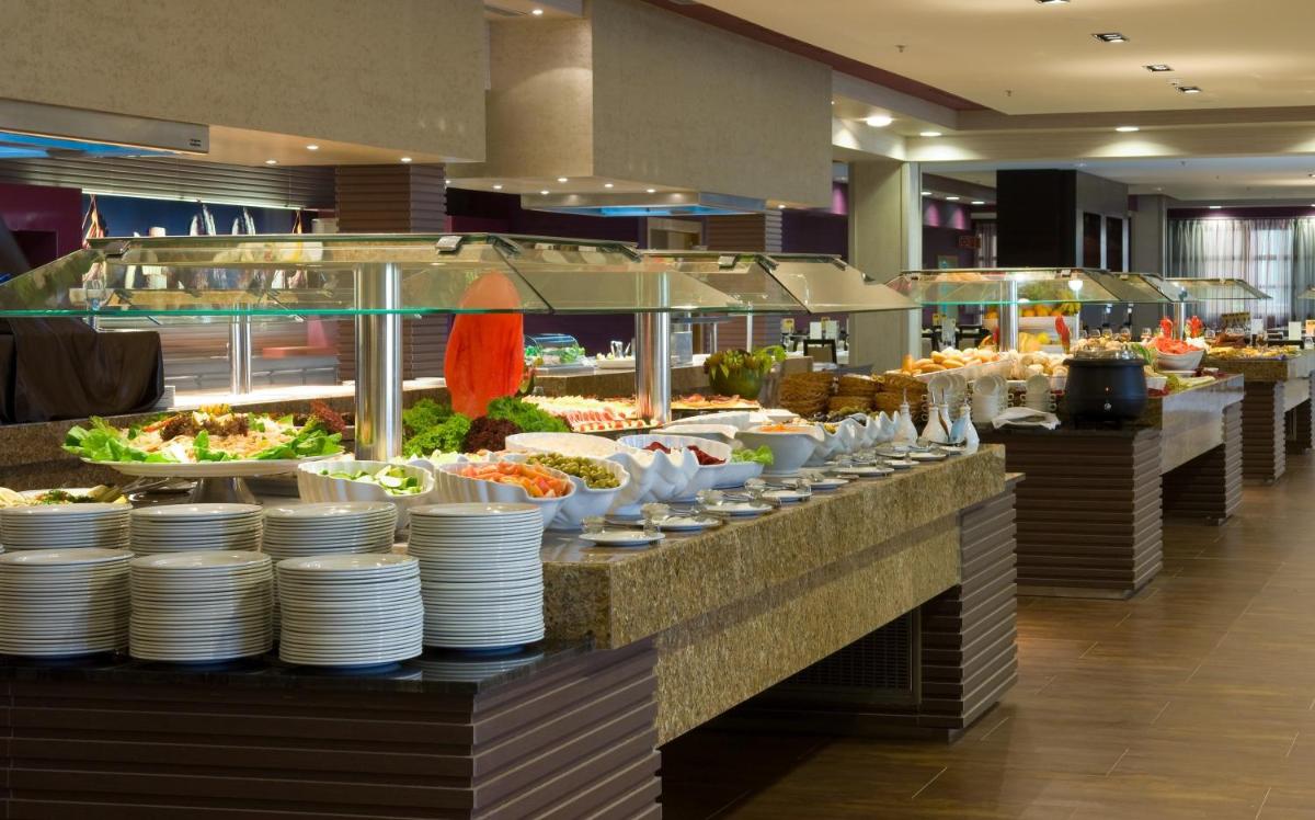 Comida en o cerca de este resort