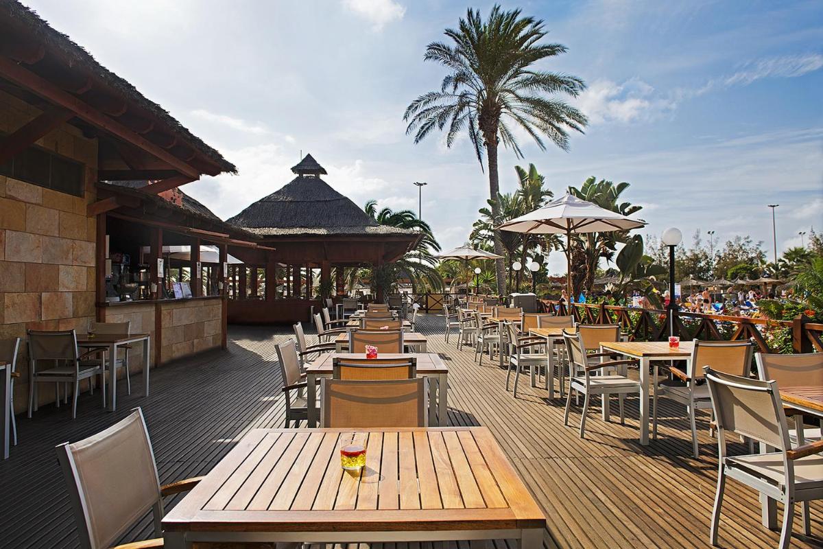 Un restaurante o sitio para comer en Elba Carlota Beach & Golf Resort