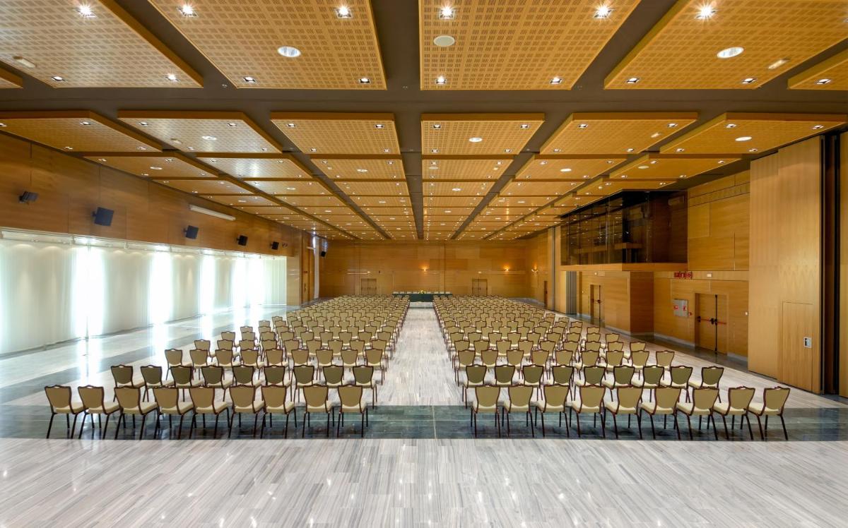 un auditorio vacío con sillas en un gran salón en Elba Carlota Beach & Golf Resort, en Caleta de Fuste 55 fotos más