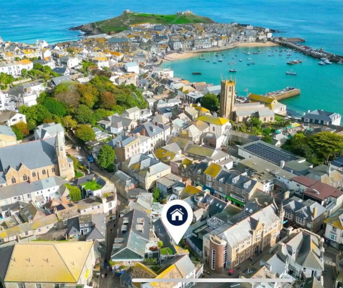Entire cottage, central St Ives, Cornwall, a few mins walk to beaches - Housity