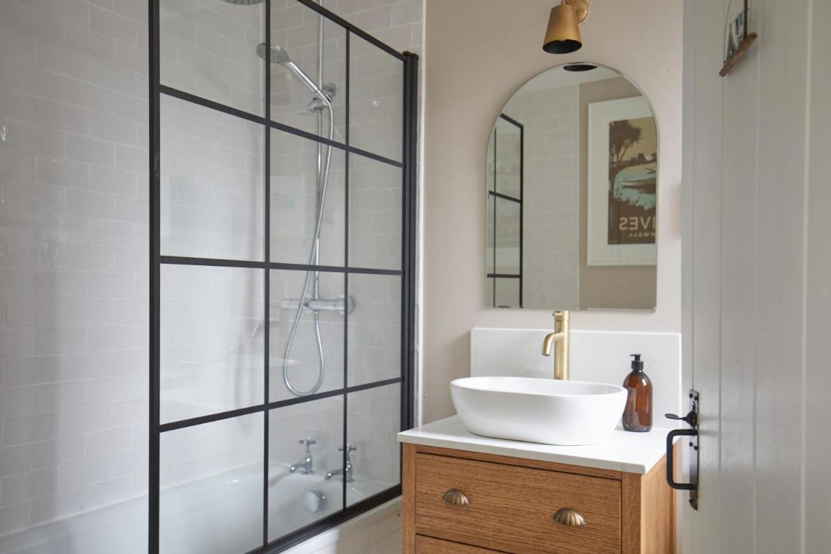 Entire cottage, central St Ives, Cornwall, a few mins walk to beaches - Housity