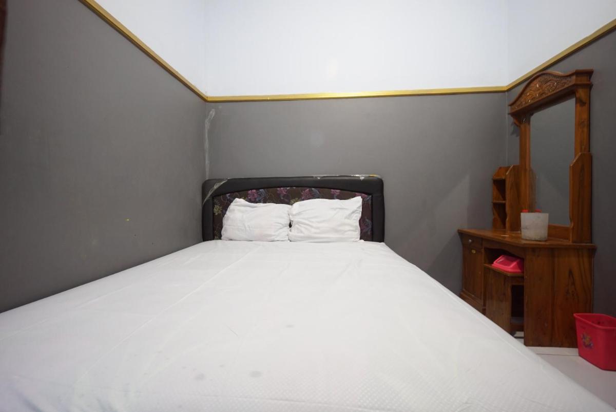 SPOT ON 93620 Anisa Homestay Syariah Near Pantai Gemah Tulungaggung - Housity