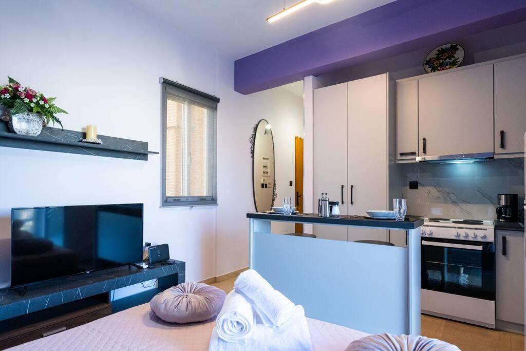 Sunny Escape Beachfront Studio - Housity
