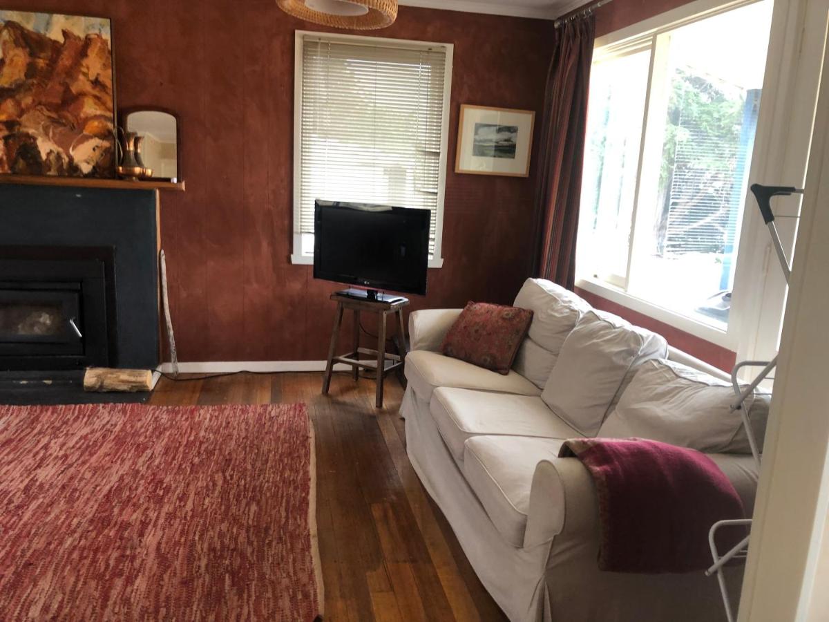 The Woolshed and Farmhouse Blue, Bruny Island - Housity