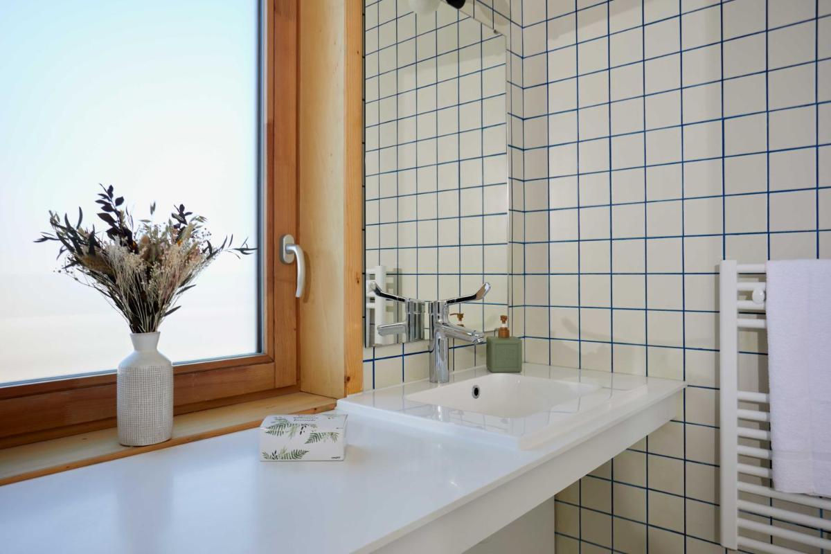 Salle de bains dans l'établissement La Ferme Des Ailleurs