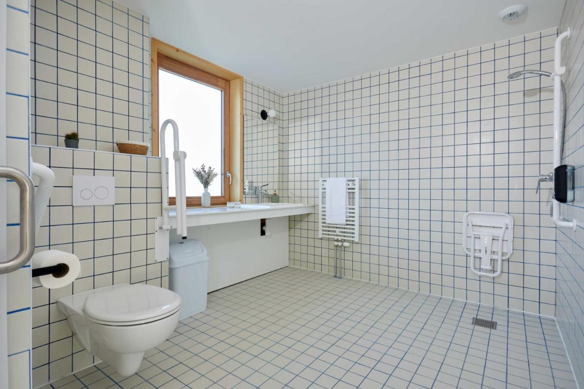Salle de bains dans l'établissement La Ferme Des Ailleurs