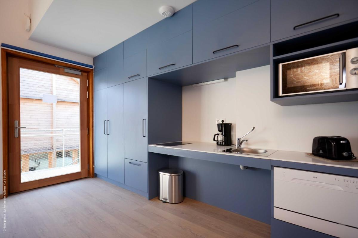 Cuisine ou kitchenette dans l'établissement La Ferme Des Ailleurs