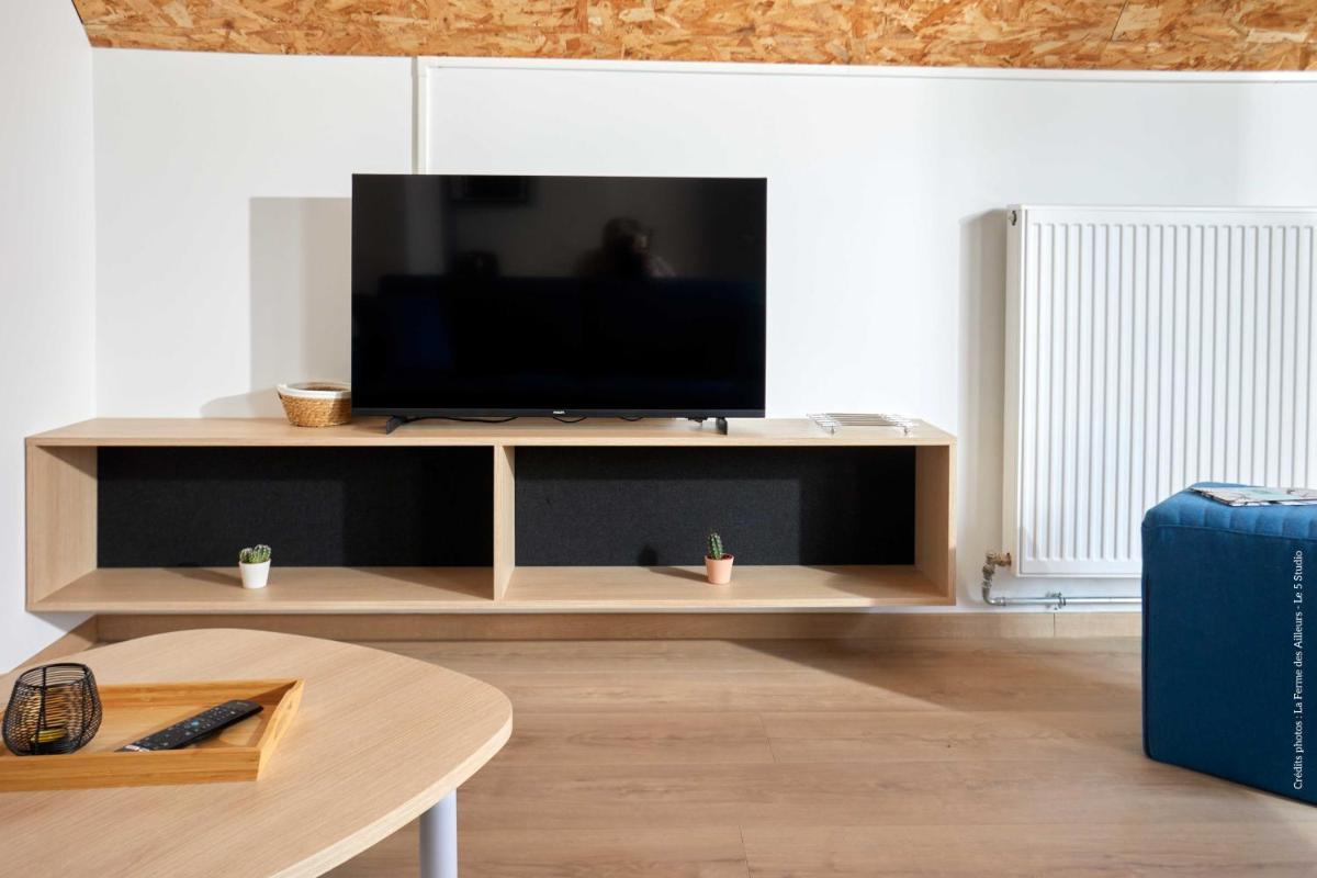 Télévision ou salle de divertissement dans l'établissement La Ferme Des Ailleurs