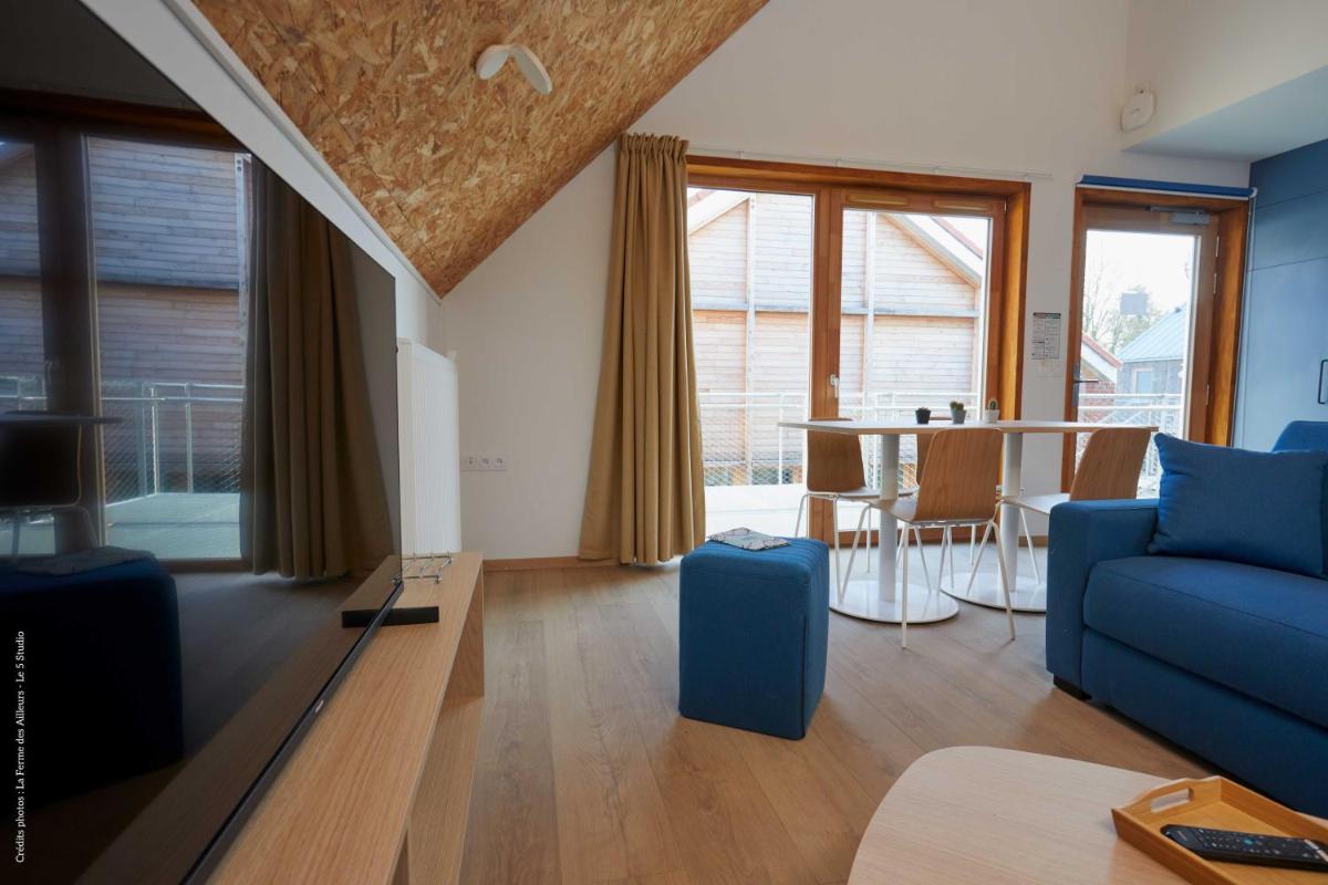 Coin salon dans l'établissement La Ferme Des Ailleurs