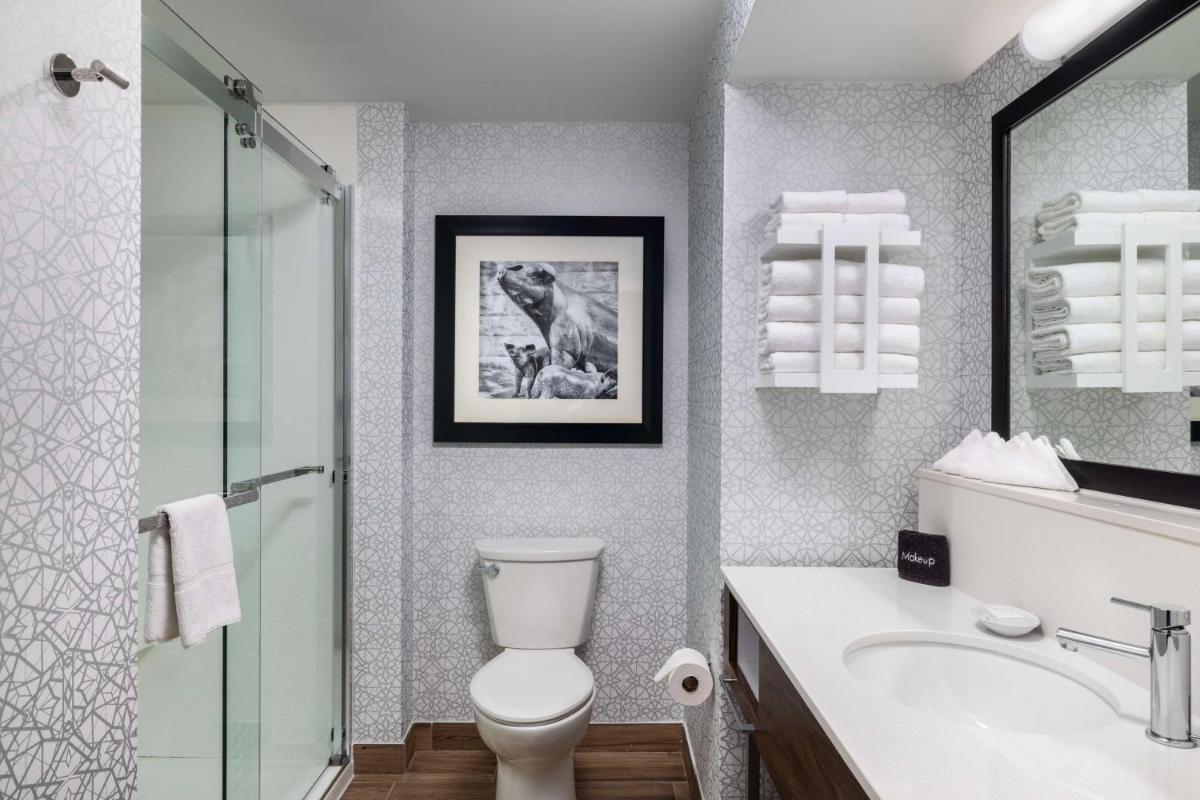 Hampton Inn & Suites State College at Williamsburg Square - Hizvo