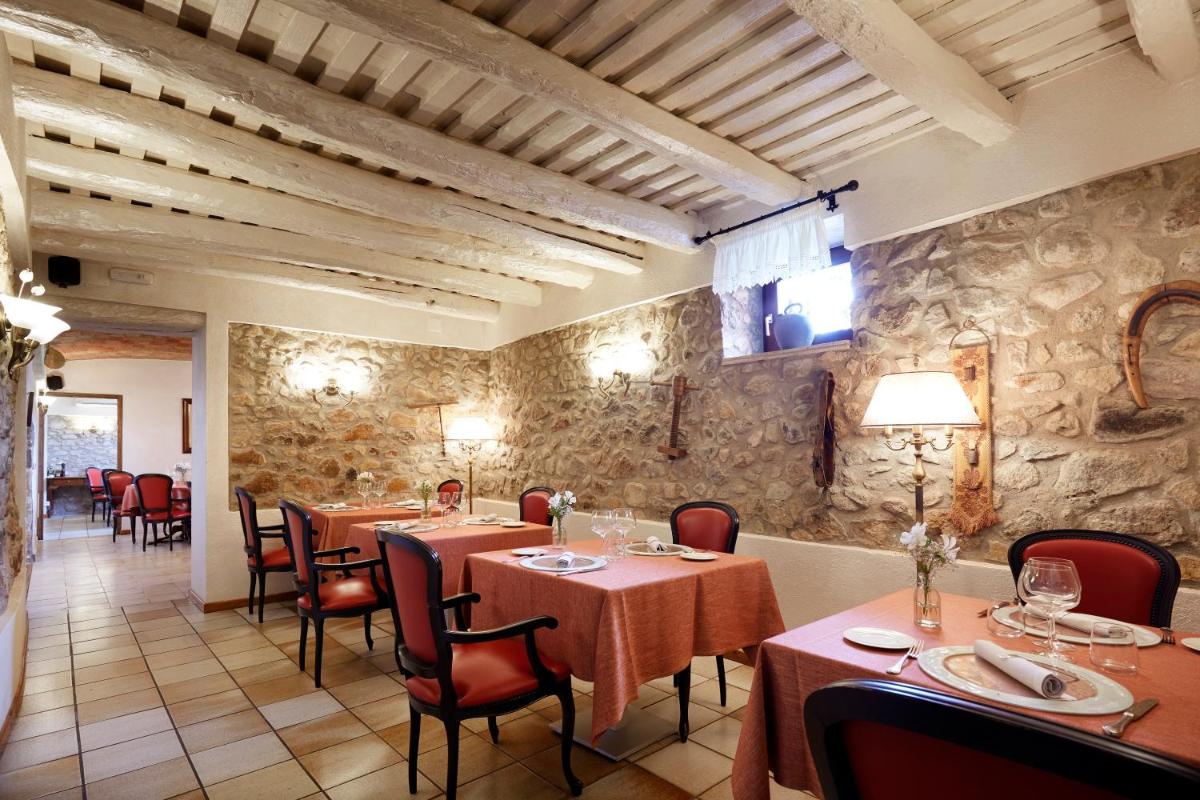 Un restaurante o sitio para comer en Suites Natura Mas Tapiolas
