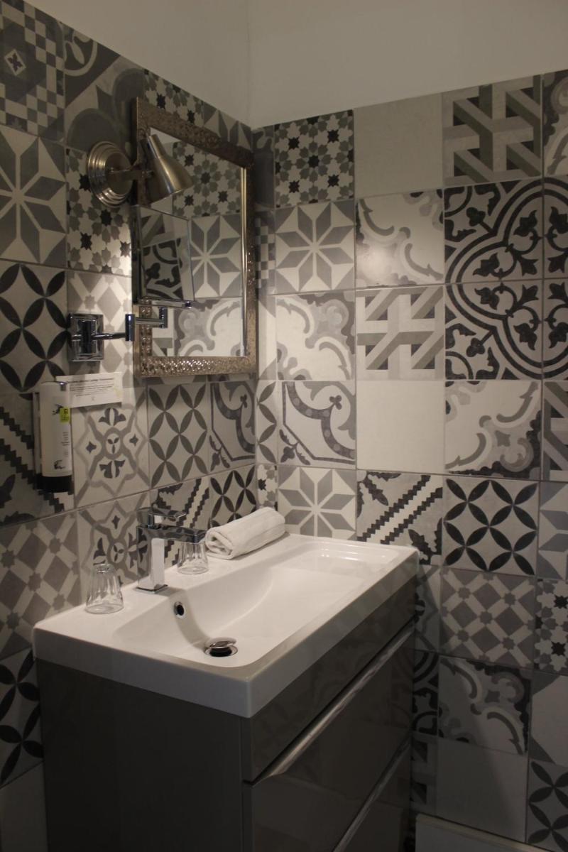 Salle de bains dans l'établissement Les Terrasses de Saumur - Hôtel & Appartements - Restaurant & Spa (Logis)