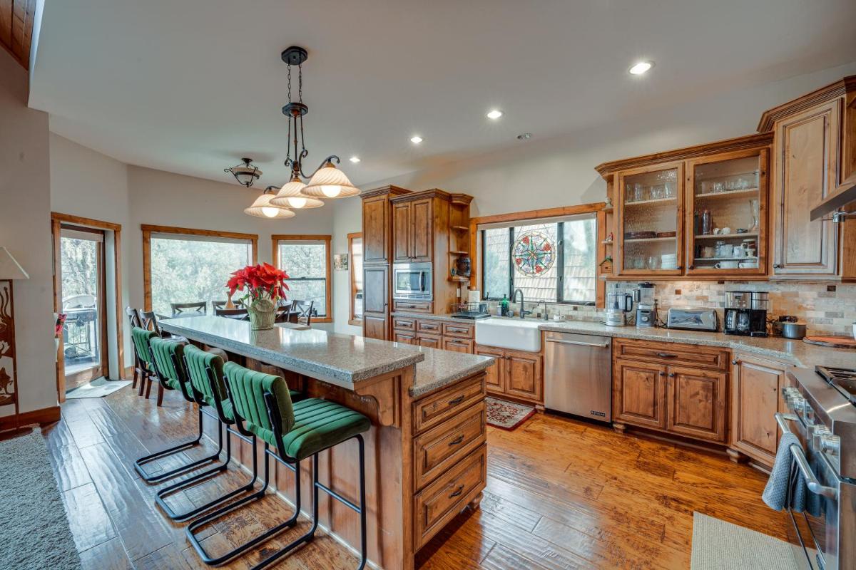 Pine Mountain Club Cabin with Private Deck and Views! - Housity