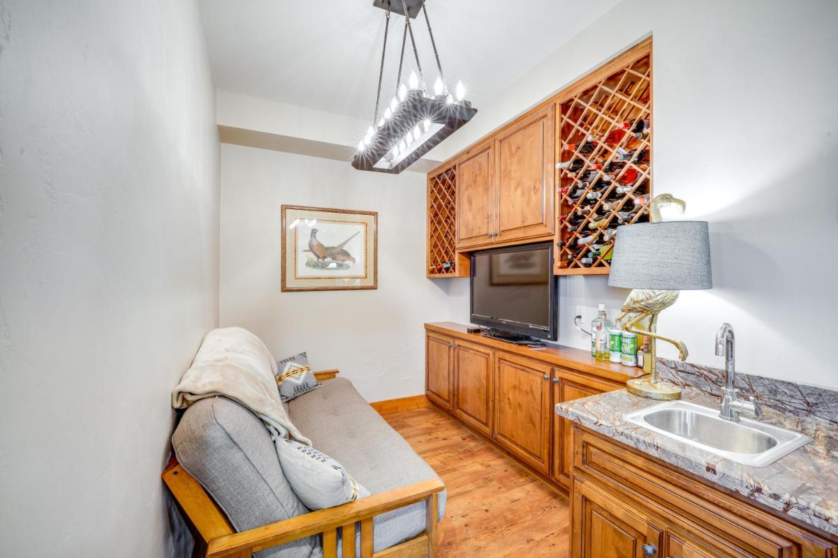 Pine Mountain Club Cabin with Private Deck and Views! - Housity