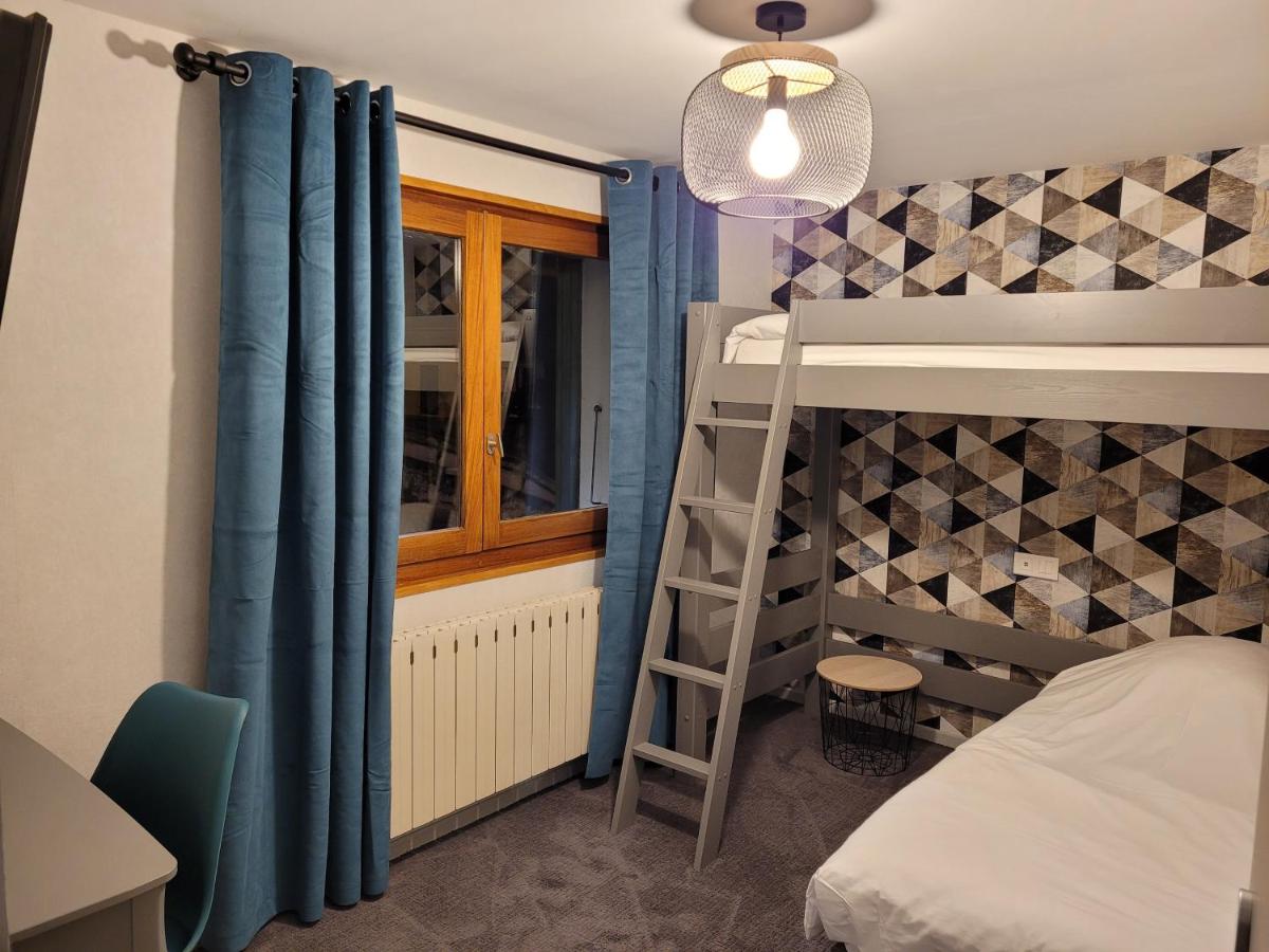 une chambre avec un lit superposé et une échelle dans l'établissement Hôtel Belalp, à Châtel