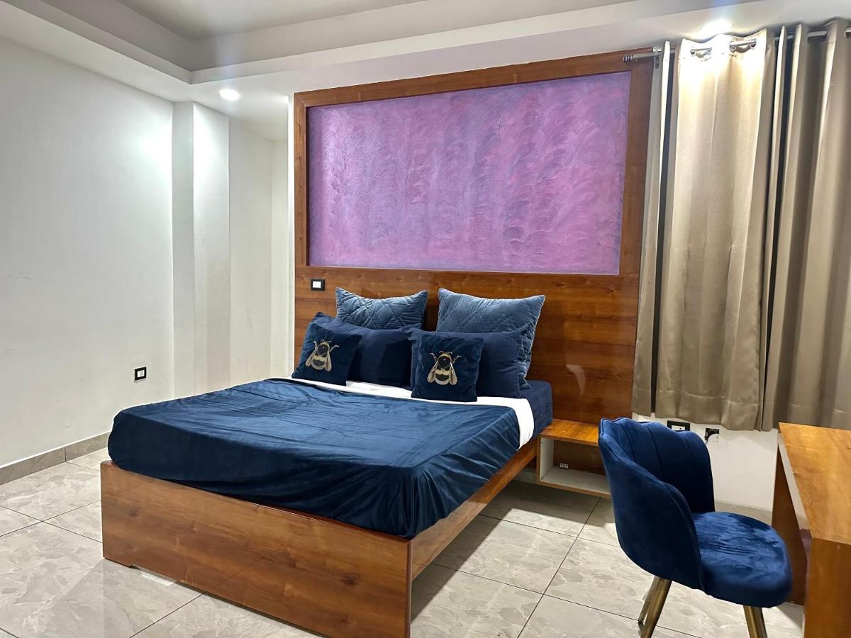 Suitetrails - entire 4bhk flat wid swimming pool on NH8 Rajiv chowk gurgaon