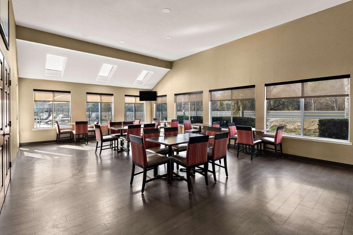 Comfort Inn & Suites Sequoia Kings Canyon - Housity