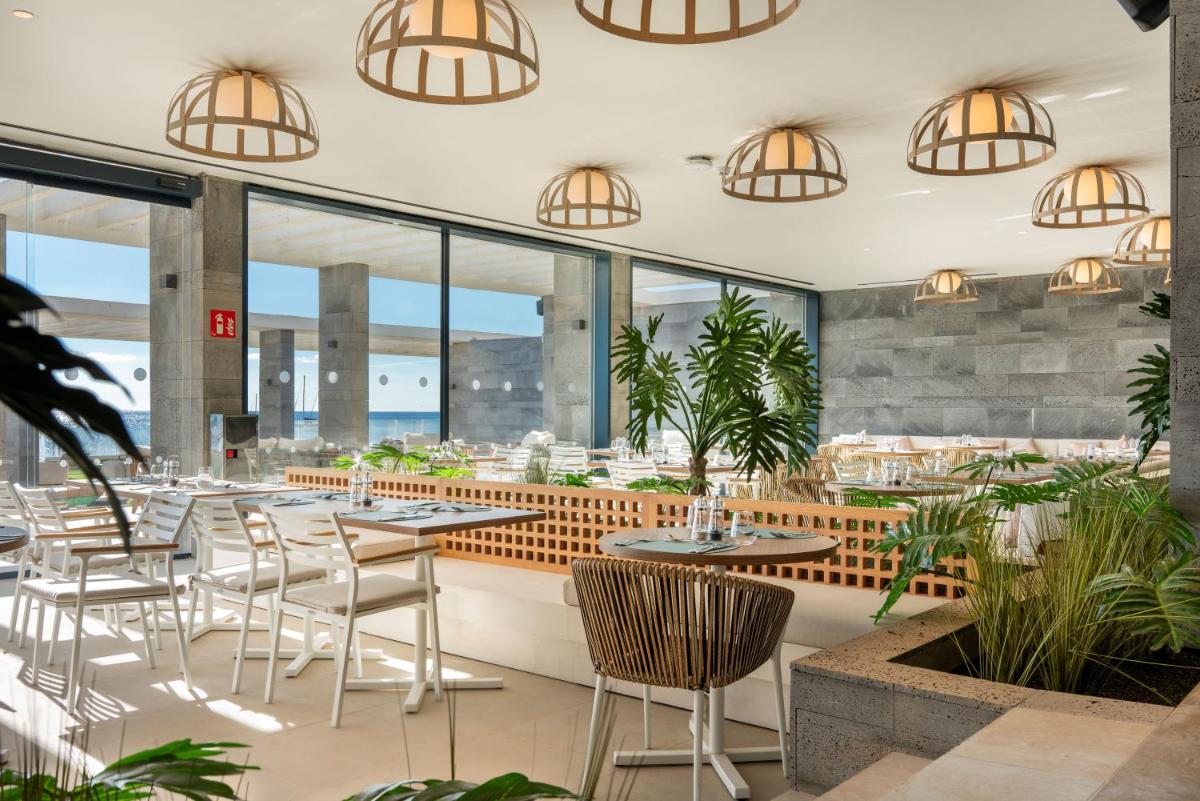Un restaurante o sitio para comer en Barceló Playa Blanca Royal Level - Adults Only