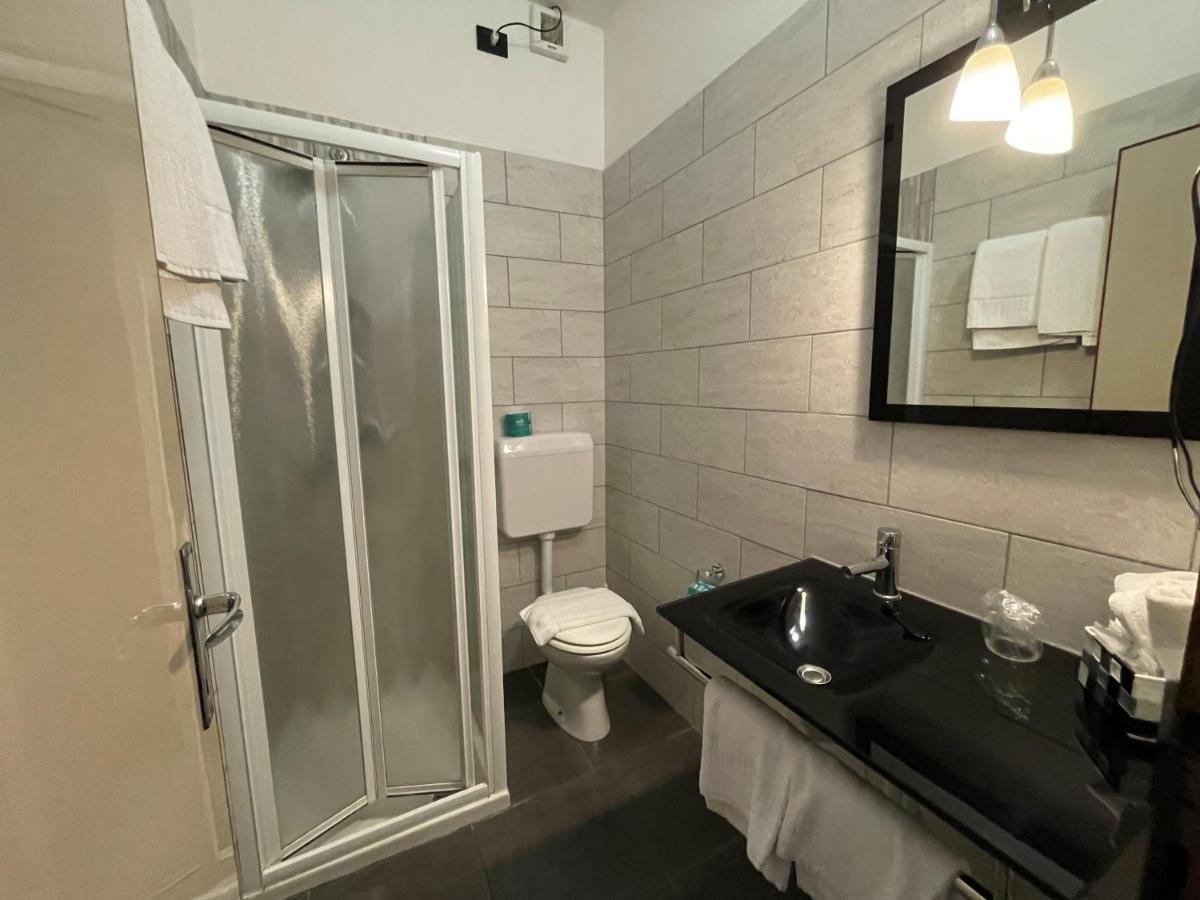 Hotel Stazione sul lago di Iseo - Housity