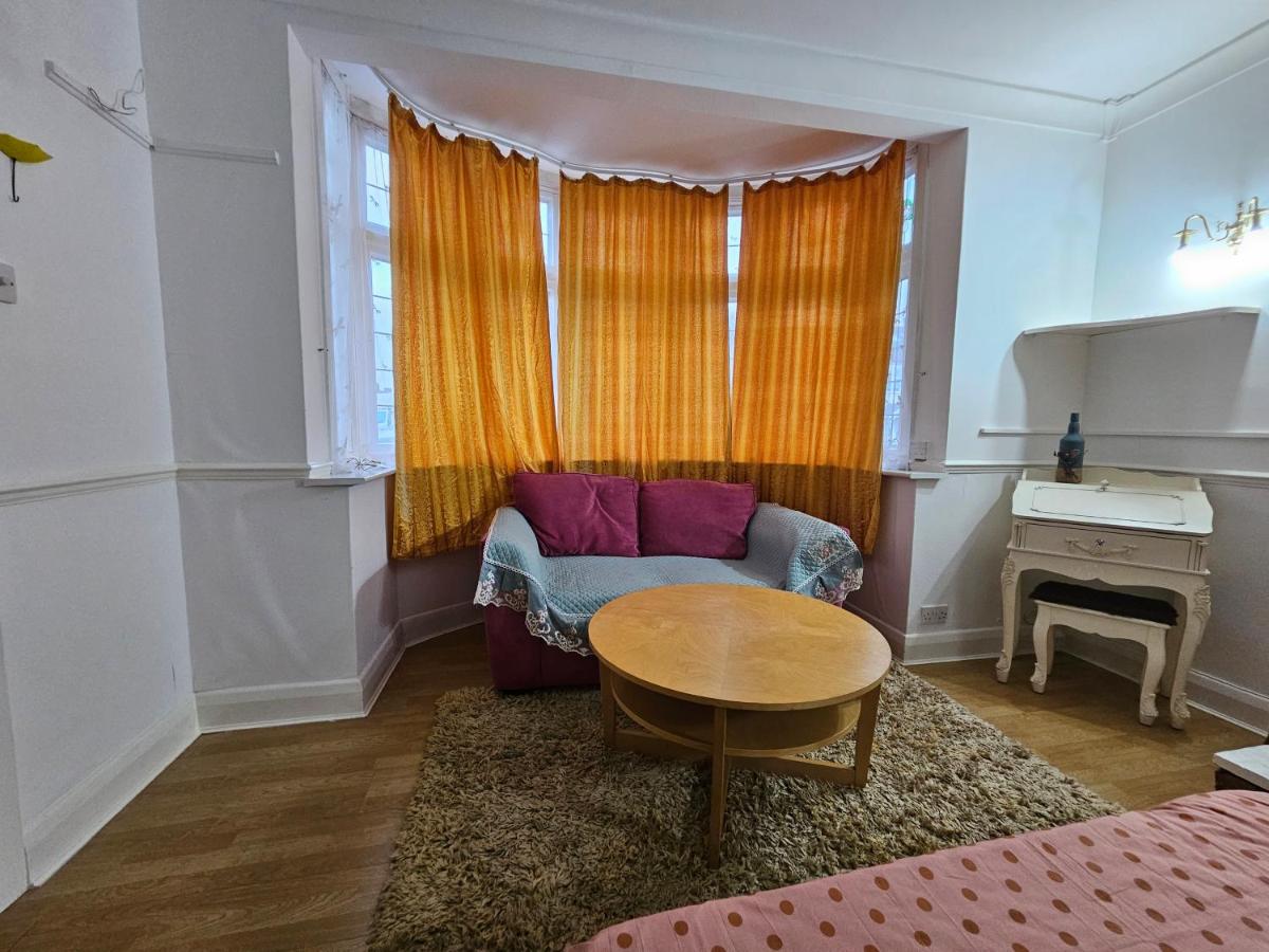 A Beautiful Large Room - Housity