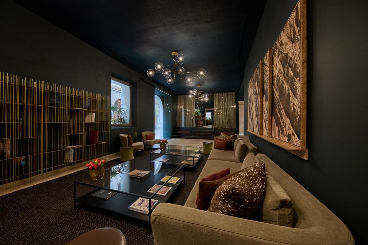 una sala de estar con un sofá y una mesa en Sant Jaume Design Hotel, en Palma de Mallorca