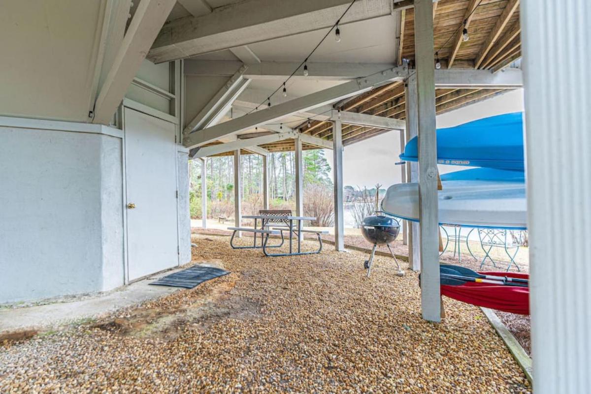 Lakefront Treehouse - Housity
