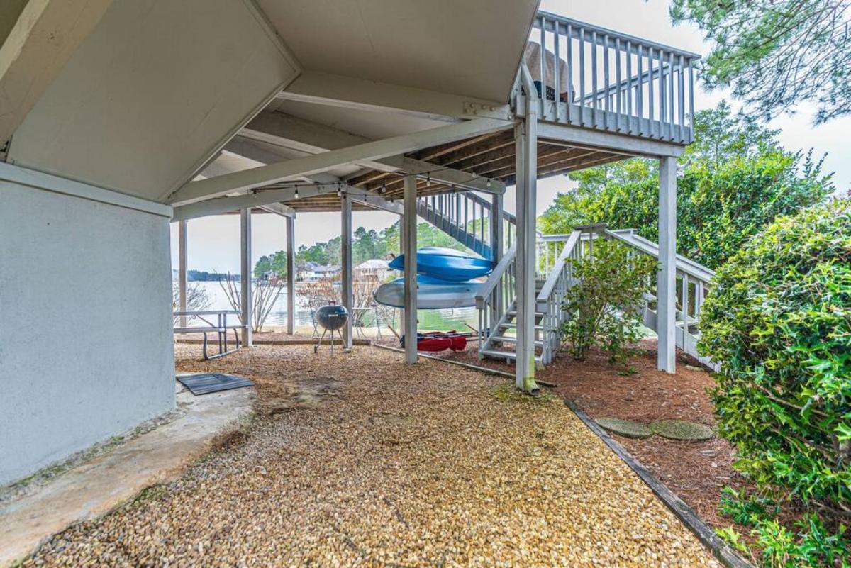 Lakefront Treehouse - Housity
