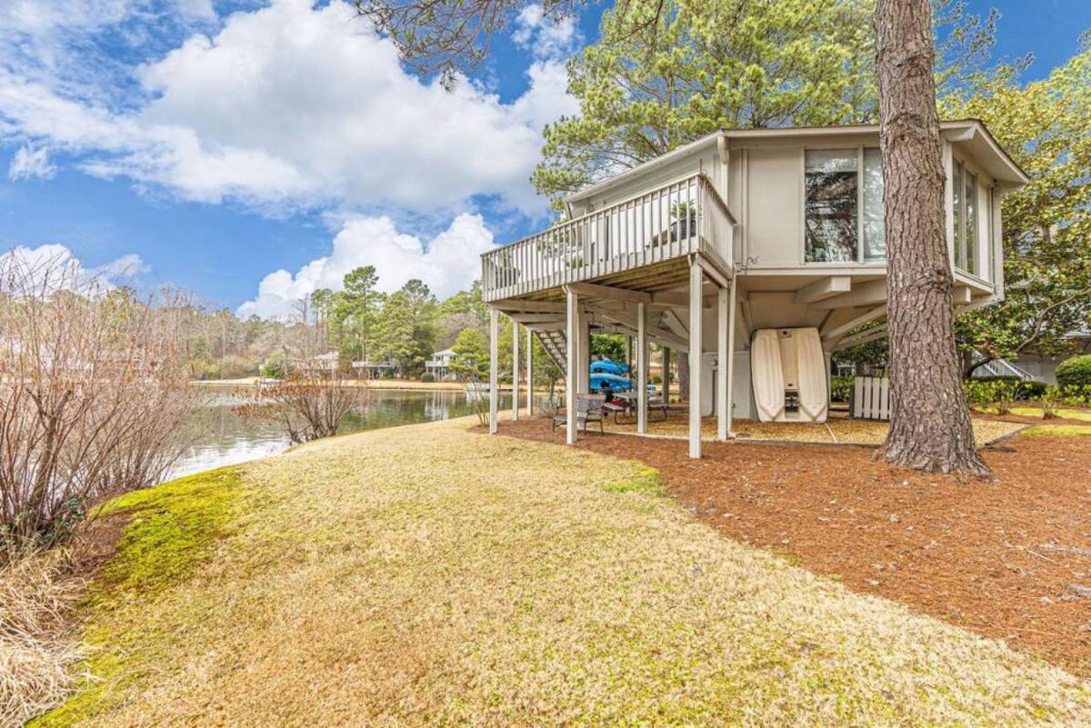 Lakefront Treehouse - Housity