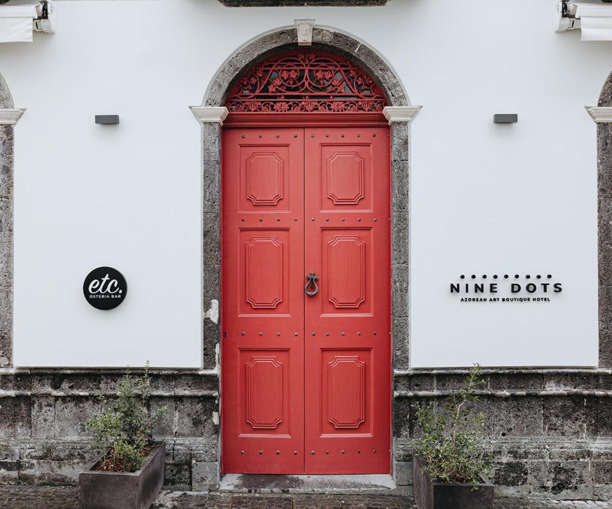 A fachada ou entrada de NINE DOTS Azorean Art Boutique Hotel