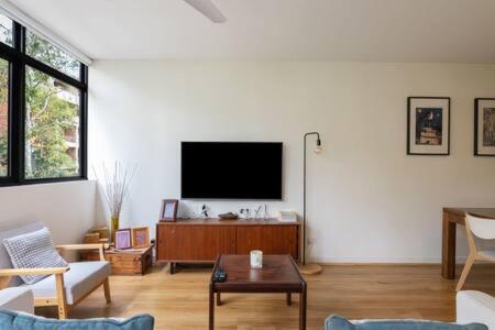 Treetops Erskineville Apartment w Parking & Aircon - Housity