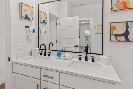 The O'Keeffe-2nd Floor Boutique Hotel Suite - Housity