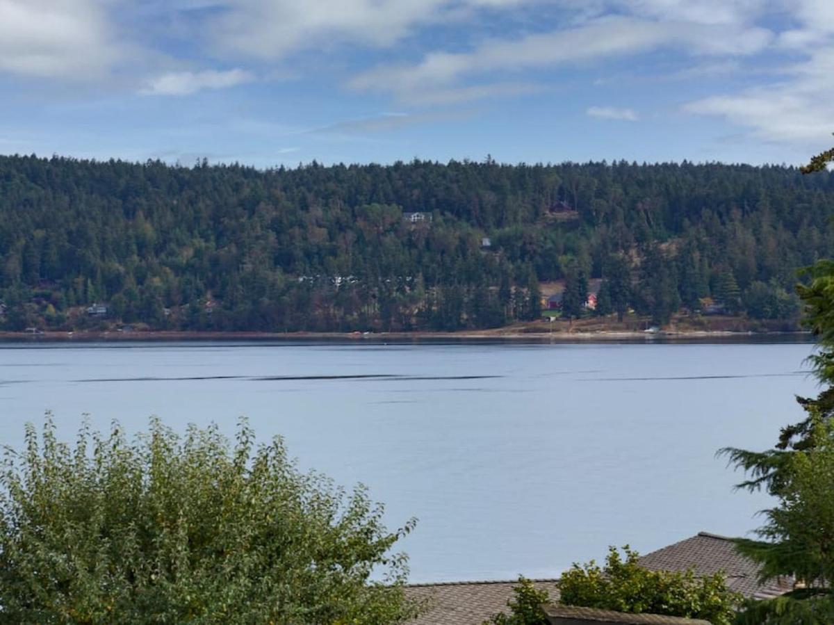 Cottage on the Bay- Hot Tub, Beach, Dock, Kayaks - Housity