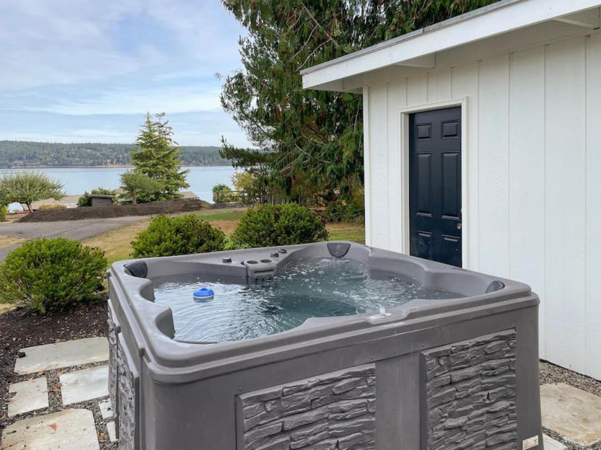 Cottage on the Bay- Hot Tub, Beach, Dock, Kayaks - Housity