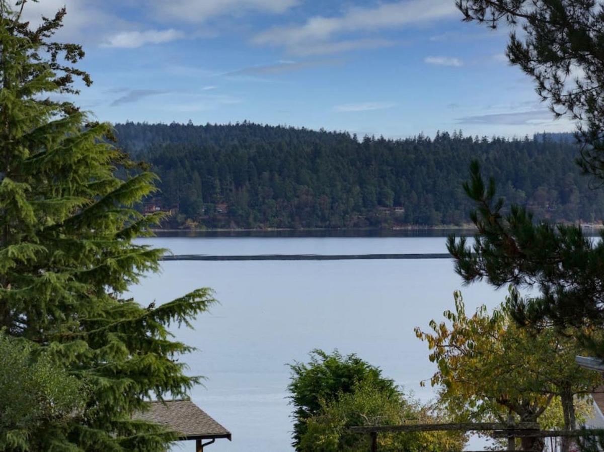 Cottage on the Bay- Hot Tub, Beach, Dock, Kayaks - Housity