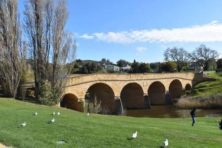 The Baker's Cottage in the Heart of Richmond Sleeps 6 - Housity