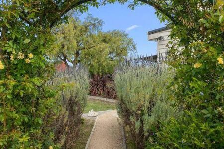 The Baker's Cottage in the Heart of Richmond Sleeps 6 - Housity