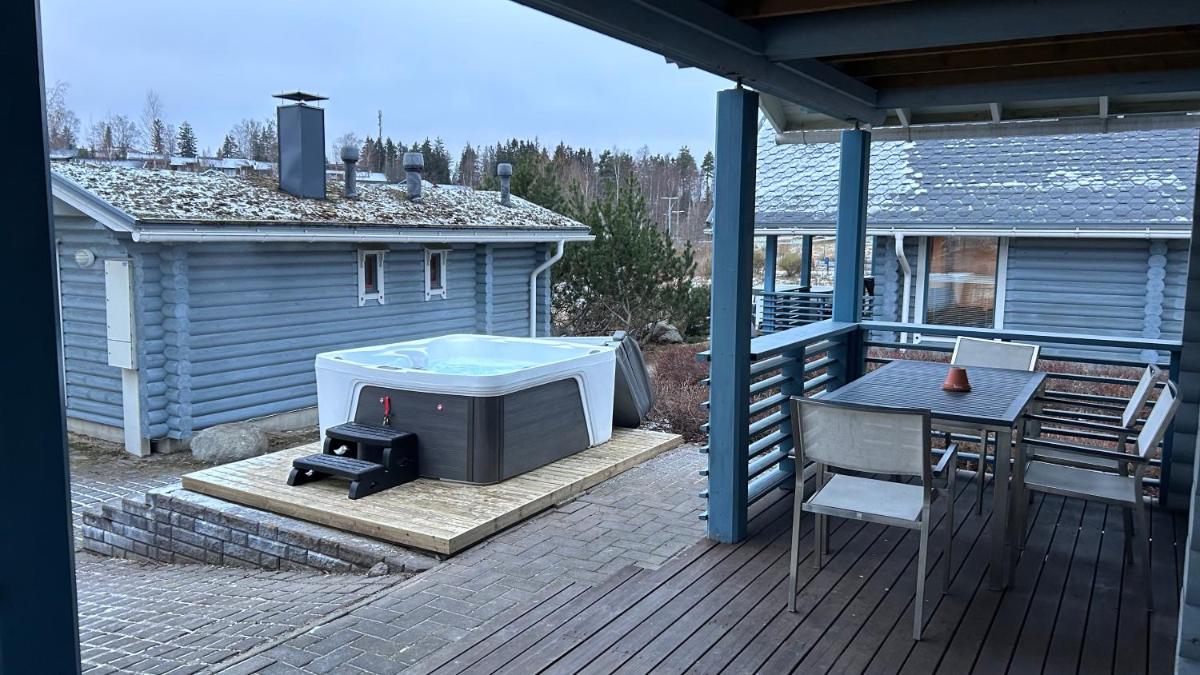 Villa Laakson Helmi 1 с камином, сауной, SPA, на берегу озера - Housity
